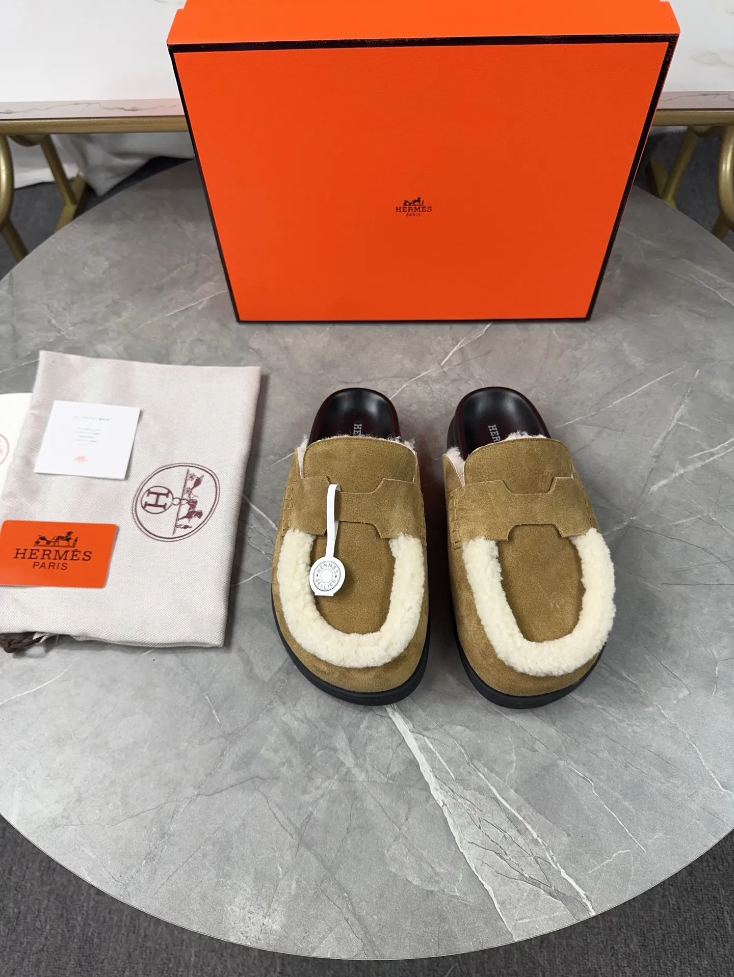 p460🐮🐮HERMES Birkenstock Mules🍬 Spring and summer really need versatile slippers. They have a casual and high-end feel, and the comfort is also great. The large toe design adds a playful feel, and the slip-on design is convenient and practical to wear. 🌷Upper: original high mercerized cow velvet 🌷Inner lining: wool 🌷Outsole: original TPU water platform + rubber film combination 🌷Number of sizes: women's size 35-40 (40-41 -42 is not returnable) men's size: 38-45 (45 is not returnable)